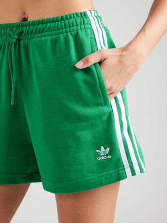 Shorts in Grün